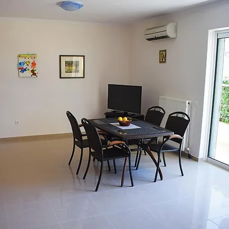 Pounentes Apartment *